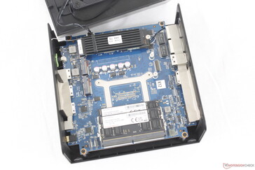 NucBox K12 internals. De verwijderbare M.2 WLAN-kaart zit onder de primaire SSD