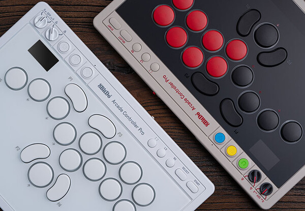 De 8BitDo Arcade Controller Pro is verkrijgbaar in twee kleuren.