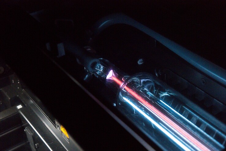Een mooi detail: De laserstraal is zichtbaar, vooral bij een hoger vermogen (let op: De beschermfolies op de afdekkingen waren niet verwijderd)