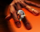 Een persoon die het zilveren Casio CRW-H001M-8 Smart Ring-horloge om zijn vinger draagt, waarbij het compacte digitale display en de metalen constructie goed tot hun recht komen.