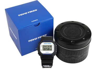 Casio G-Shock DW5600TT25-1 horloge met de blauwe Toyo Tires doos en het aangepaste metalen blik.