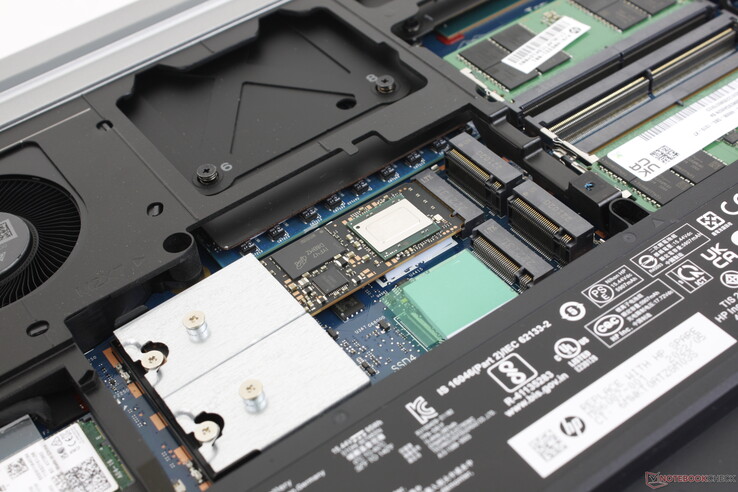 Tot vier interne PCIe4 x4 M.2 2280 SSD's worden ondersteund. Twee drives worden verticaal gestapeld om ruimte te besparen