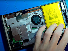 De Nintendo Switch 2 met een batterij van 8.000 mAh van derden geïnstalleerd. (Afbeeldingsbron: Naga)