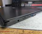 Laptop met een cilindrische aansluiting naast twee USB-C-poorten