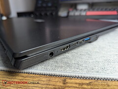 Laptop met een cilindrische aansluiting naast twee USB-C-poorten