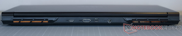 USB-C 3.2 Gen2×1 (zonder extra functies); HDMI 2.1 (met HDCP 2.3); Mini DisplayPort 1.4; voedingsaansluiting;
