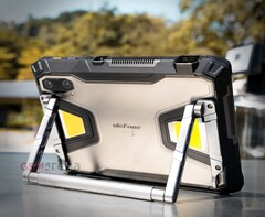 De Ulefone Armor Pad 5 Ultra is zwaarder dan veel laptops. (Afbeeldingsbron: GSMArena)
