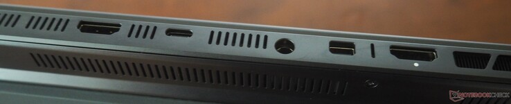 Achterkant: HDMI 2.1, USB-C 4 (DP 2.1, 140 W PD), voeding, Mini-DisplayPort 2.1 (dGPU), HDMI 2.1 (dGPU)