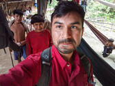 David Good bezoekt zijn moeder (rug) in haar dorp en doet onderzoek naar de behandeling van chronische ziekten (afbeelding: Yanomami Foundation)