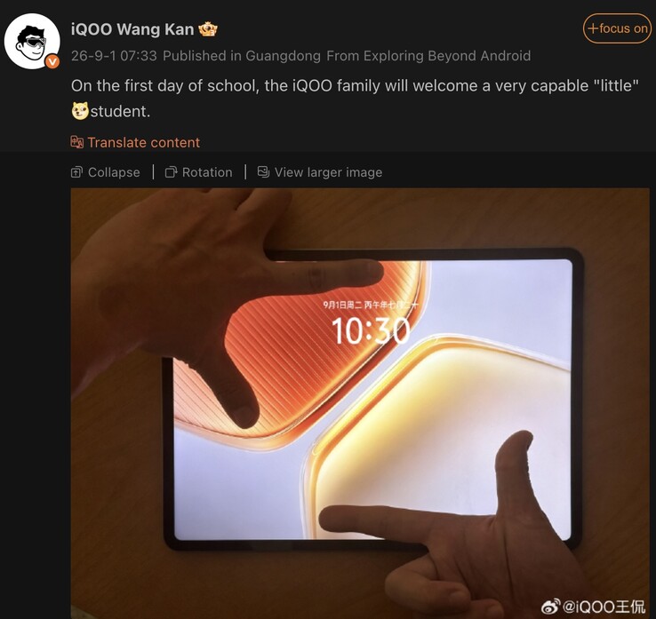 Wang Kan, directeur bij iQOO, lijkt een compacte tablet aan te kondigen.