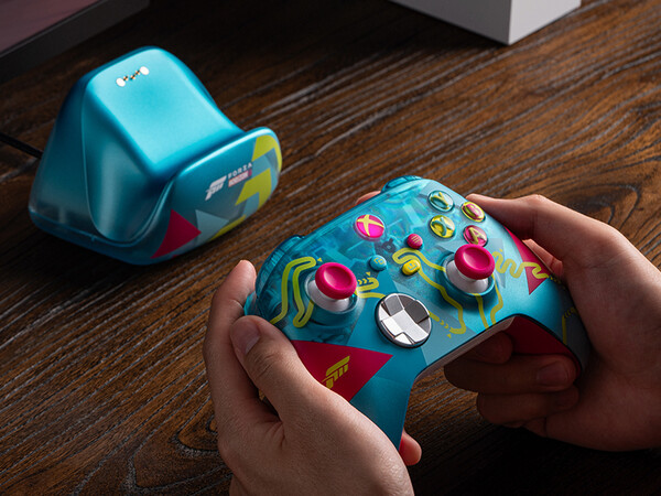het Forza-oplaaddock van 8BitDo past perfect bij de Xbox draadloze controller Forza Horizon 6 Limited Edition.