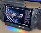 De Asus ROG Ally X20 heeft een doorschijnend omhulsel.