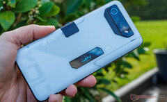 De ROG Phone 7 Ultimate wordt mogelijk binnenkort vervangen door een Snapdragon 8 Gen 3 aangedreven opvolger. (Afbeeldingsbron: Notebookcheck)
