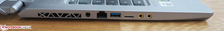 Linkerkant: stroomadapter, RJ45 LAN, USB-A 3.0, microSD, microfoon, koptelefoon