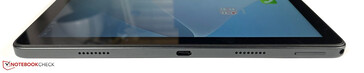 Rechts: luidspreker, USB-C 2.0, luidspreker, hybride SIM/microSD-sleuf, 3,5-mm aansluiting