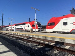 Geparkeerde Caltrain EMU's (Stadler Kiss) wachten op dienst tijdens de Display Week in mei 2024 (Afbeeldingsbron: Andreas Sebayang)