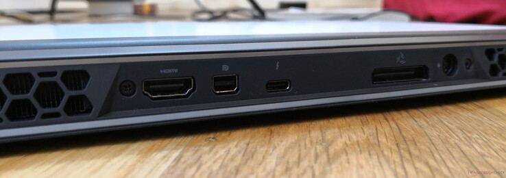 Achter: HDMI 2.0b, mini-DisplayPort 1.4, USB Type-C + Thunderbolt 3, Alienware Graphics Amplifier, voeding