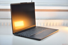 De Lenovo IdeaPad Slim 3 15Q8X10 met de Qualcomm Snapdragon X (bron: Benjamin Herzig/Notebookcheck)