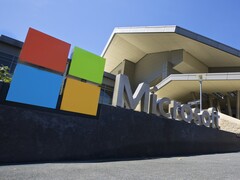 De uithangborden van Microsoft staan voor het gebouw van de bedrijfscampus