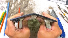 De Samsung Galaxy Z Fold8 vertoont in de duurzaamheidstest van JerryRigEverything veel van de gebruikelijke zwakke punten van opvouwbare toestellen, maar doorstaat de buigtest.