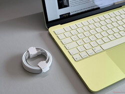 In Europa krijgt u alleen een USB-kabel in de doos.