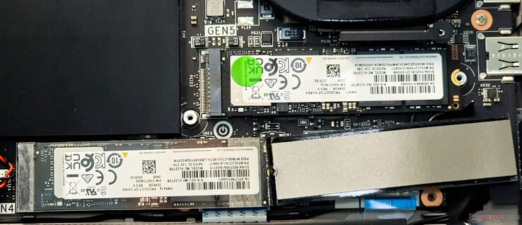 De Titan 18 HX AI heeft 1x PCIe Gen5 en 3x PCIe Gen4 NVMe slots