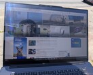 Het extra heldere beeldscherm van de Lenovo Pro 9 16 Aura is buitenshuis beter bruikbaar in vergelijking met andere laptops