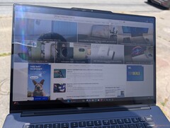 Het extra heldere beeldscherm van de Lenovo Pro 9 16 Aura is buitenshuis beter bruikbaar in vergelijking met andere laptops