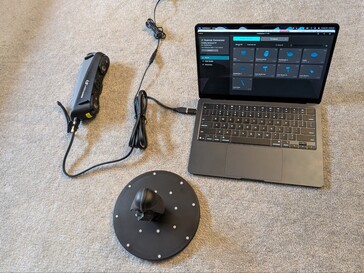 Sermoon S1 aangesloten op een MacBook Air met onderwerp op Creality draaitafel (apart verkrijgbaar)