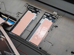 Twee extra SSD-sleuven onder het toetsenbord