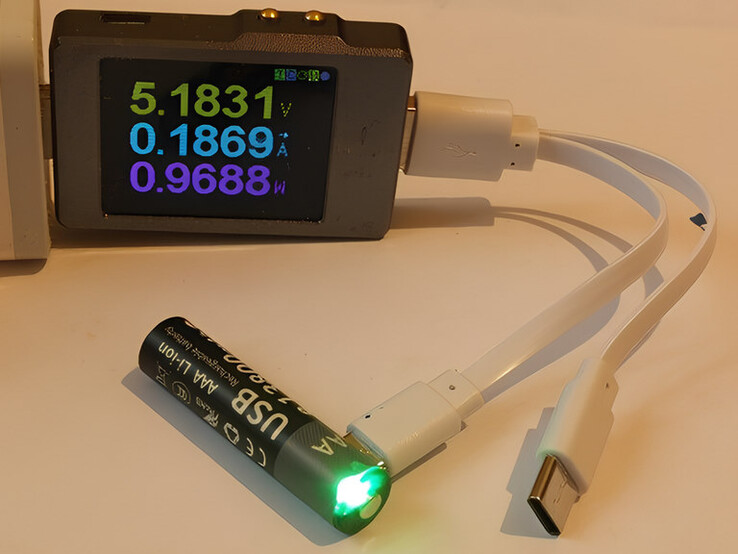 Opladen met 0,99 W. Bij een dergelijk vermogen zou het 20 uur duren om een batterij van 13.800 mAh en 1,5 V op te laden. Afbeelding vergroot met iloveimg.com