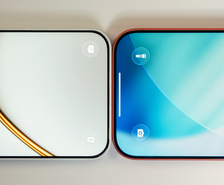 De OnePlus 15T (links) vergeleken met de iPhone 17 Pro (rechts).