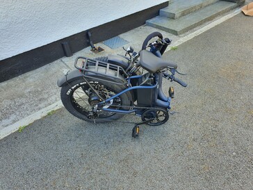 Het vouwen van de Touroll S2 vereist enige oefening