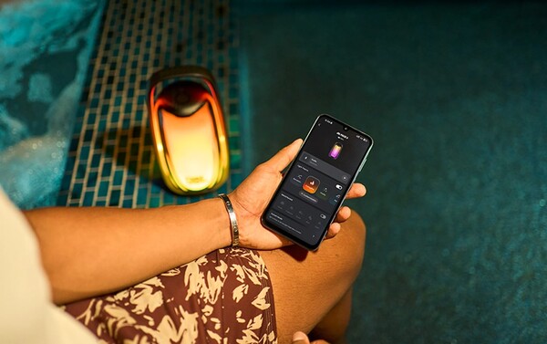 Met de JBL One-app kunt u de equalizer instellen en de verlichting aanpassen.