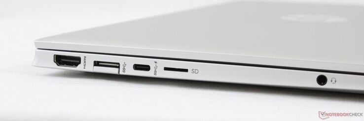 Links: HDMI 2.0, USB-A 5 Gbps, USB-C 10 Gbps met PD en DisplayPort 1.4, MicroSD lezer, 3.5 mm combo audio