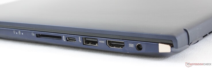 Rechterkant: SD kaartlezer, USB Type-C 3.1 Gen. 2, USB Type-A 3.1 Gen. 2, HDMI, stroomadapter