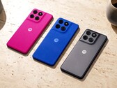 De Moto G77 Power is verkrijgbaar met een achterpaneel in roze, blauw of grijs.