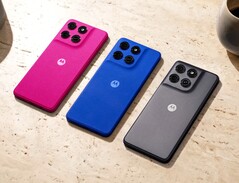 De Moto G77 Power is verkrijgbaar met een achterpaneel in roze, blauw of grijs.
