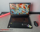 De Acer Nitro V 17 met SD-kaarten op de voet