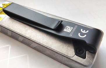 De Olight ArkPro Stars & Stripes-zaklamp wordt geleverd met een stevige metalen clip.