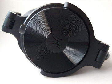 Microfoon bij het logo. (Afbeeldingsbron: Notebookcheck)