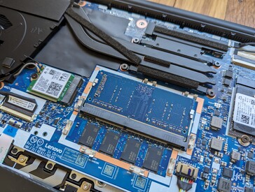 Gesoldeerd 8 GB RAM plus één DDR4 SODIMM-sleuf voor uitbreiding