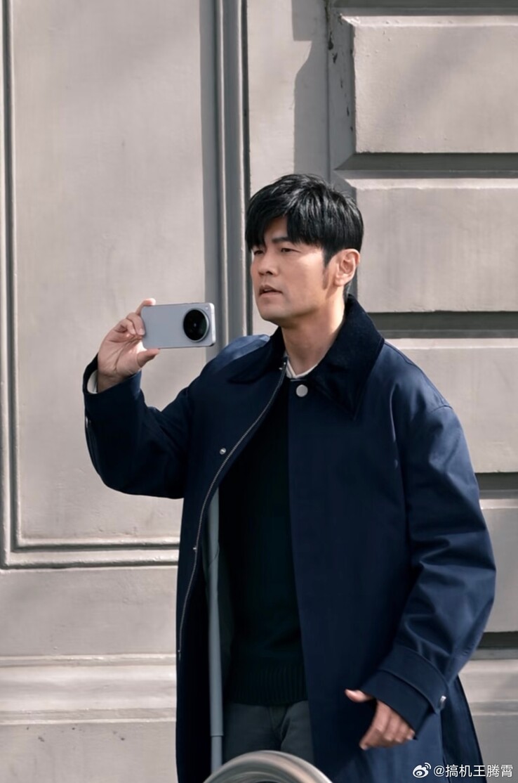 De X500 Pro Max in de hand van Chou tijdens een fotoshoot voor een advertentie