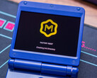 De Anbernic RG34XX SP met muOS Pixie. (Afbeelding bron: Retro Handhelds)