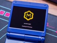 De Anbernic RG34XX SP met muOS Pixie. (Afbeelding bron: Retro Handhelds)