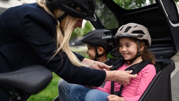 De Cube Trike Family Hybrid biedt plaats aan twee kinderen naast elkaar op de overdekte achterbank. (Beeldbron: Cube)