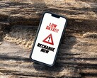 iPhone-scherm met een aanhoudende waarschuwing voor te weinig gegevens. (Afbeelding bron: Arpit Brandings via Pexels, bewerkt)