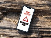 iPhone-scherm met een aanhoudende waarschuwing voor te weinig gegevens. (Afbeelding bron: Arpit Brandings via Pexels, bewerkt)