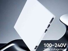 De Nomad N1 is een platte solid-state powerbank met stopcontact (Afbeelding bron: Nomad)