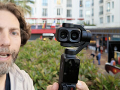 Een close-up van de Osmo Pocket 4P met zijn twee cameralenzen.